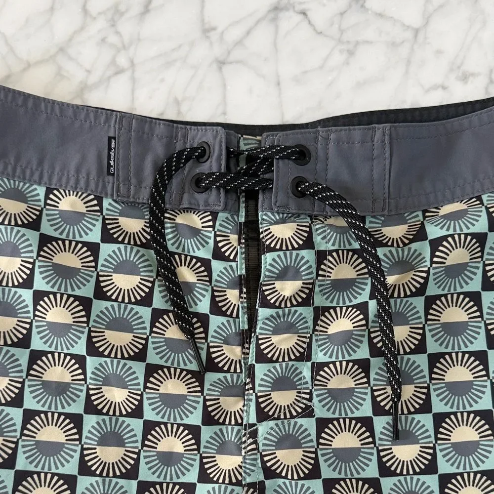 Quiksilver Men's SurfSilk Scallop 9” Boardshorts Sz 29